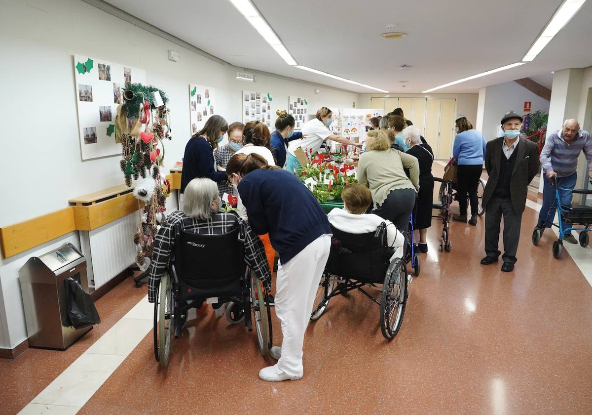 Residentes en una de las salas comunes de un centro de mayores de la Comunidad
