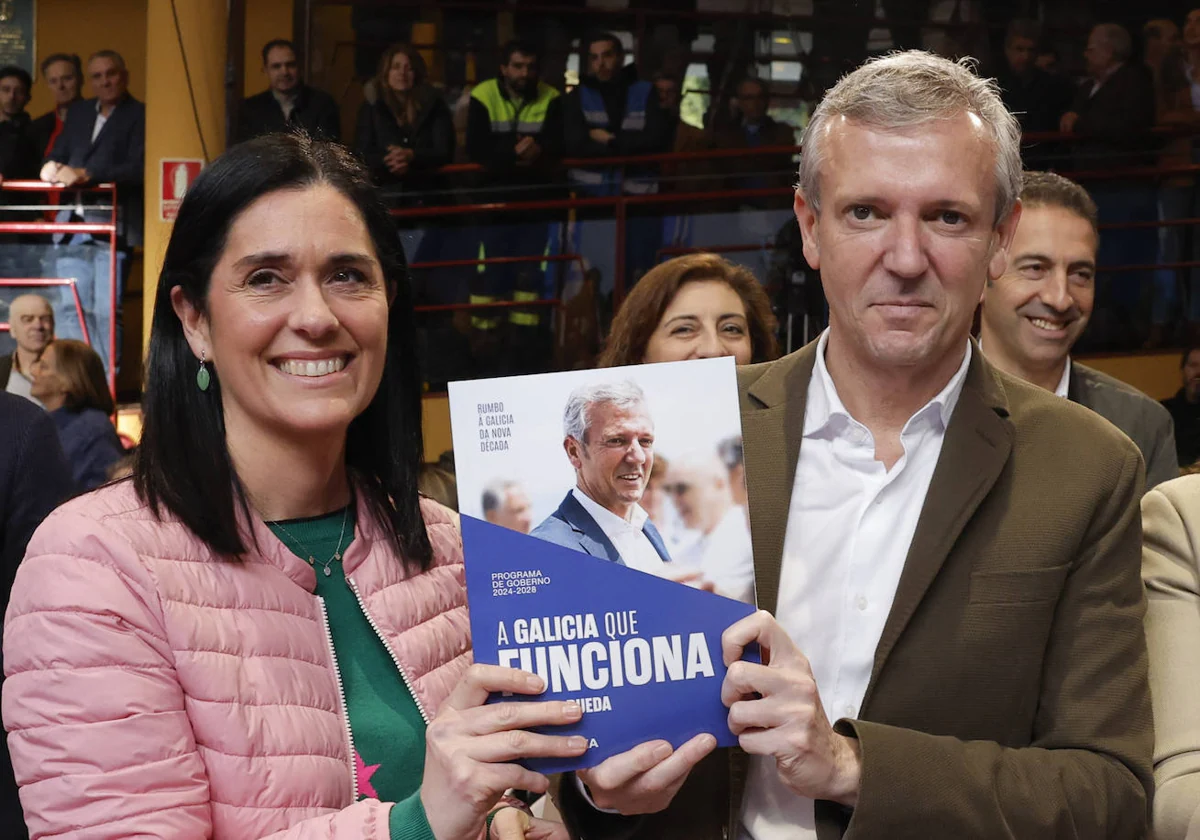 Alfonso Rueda y Paula Prado con el programa de su partido este sábado en Lugo