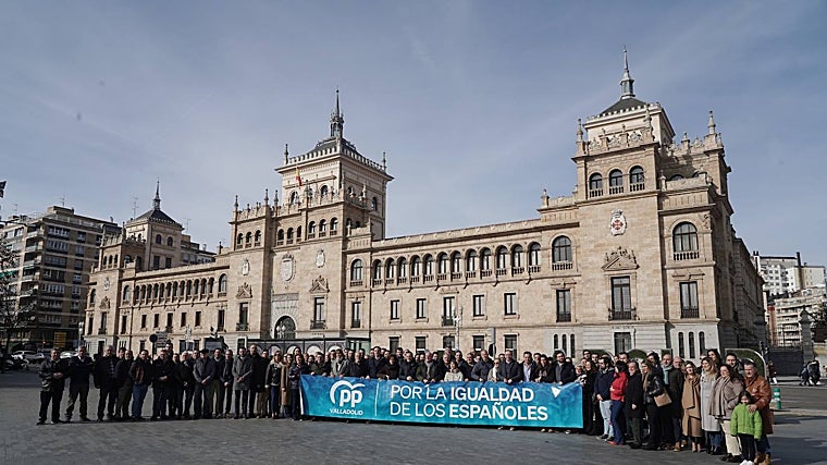 Los alcaldes del Partido Popular de Valladolid posan tras el acto de firma del manifiesto por la igualdad