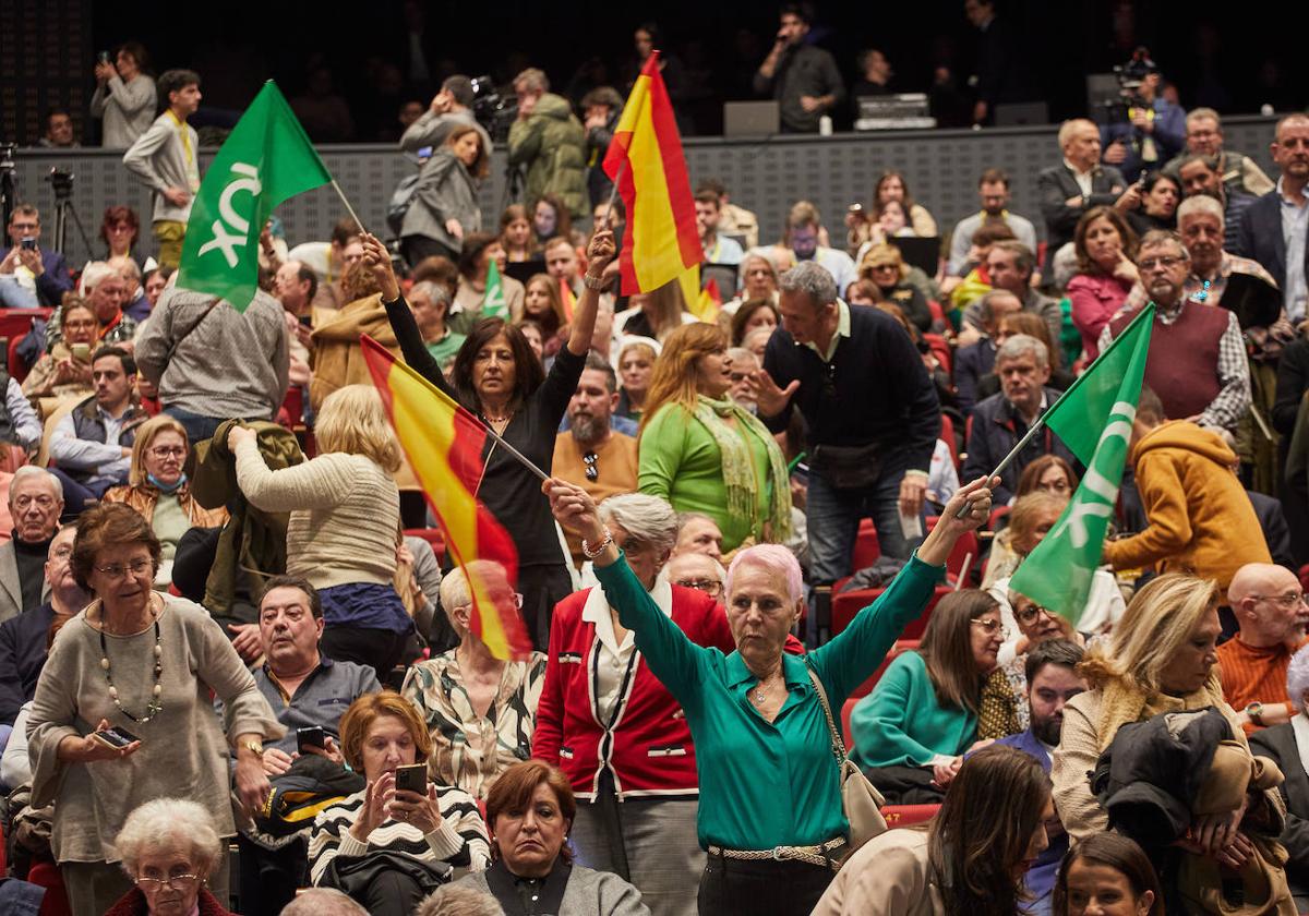 Una militante de Vox agita unas banderas durante la Asamblea Extraordinaria