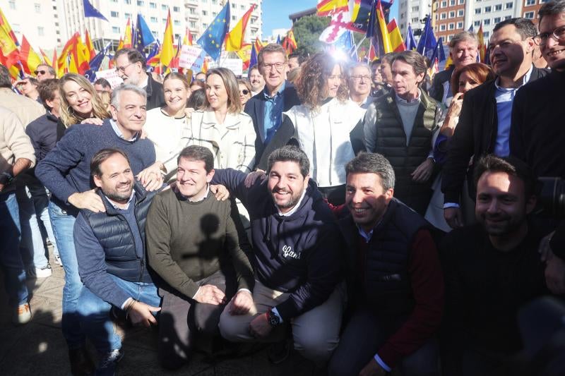 A la concentración se han visto también portavoces, barones y también líderes regionales del PP, como Juanma Moreno, Carlos Mazón o Fernando López Miras, entre otros