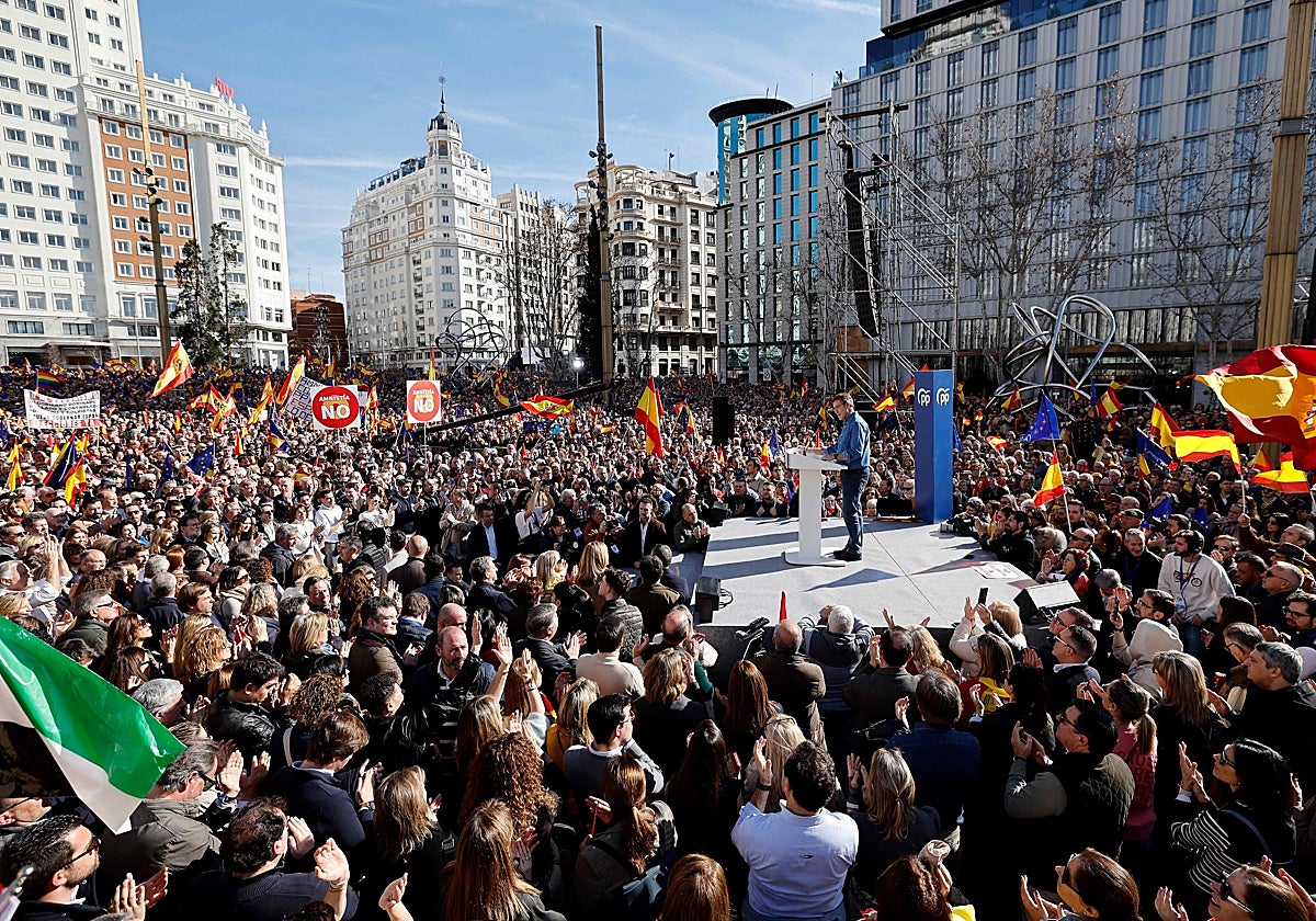 La manifestación ha llenado la plaza de España