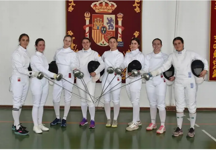 La princesa Leonor, la tercera por la izquierda, posa junto a sus compañeras de esgrima