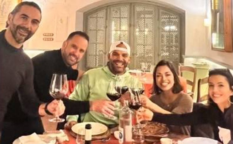 Imagen principal - En la imagen superior, con su familia y el actor Amaury Nolasco, durante la comida. Debajo, su firma en la bota de amontillado y junto a Rafael Cuevas, que le recibió
