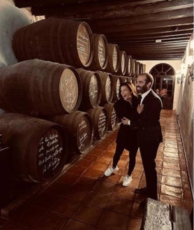 Imagen secundaria 2 - En la imagen superior, con su familia y el actor Amaury Nolasco, durante la comida. Debajo, su firma en la bota de amontillado y junto a Rafael Cuevas, que le recibió