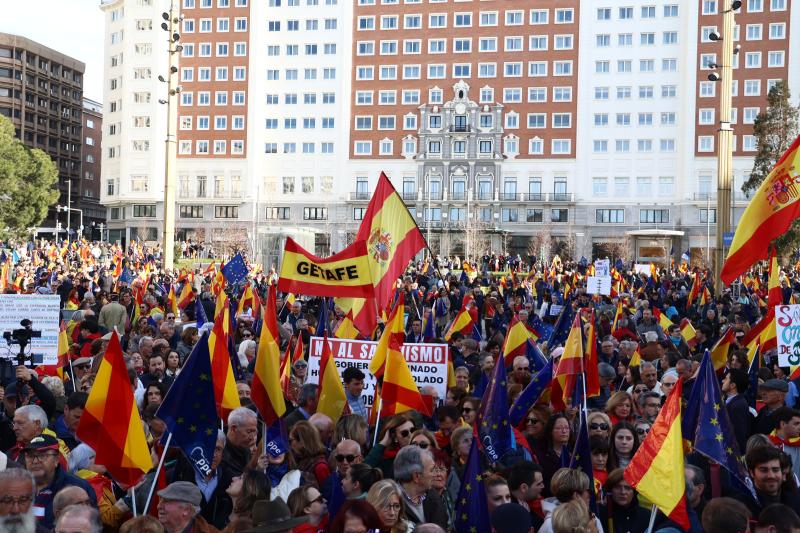 La plaza de España ha quedado prácticamente llena, como ocurrió con la anterior convocatoria del PP en Madrid organizada con el mismo objetivo