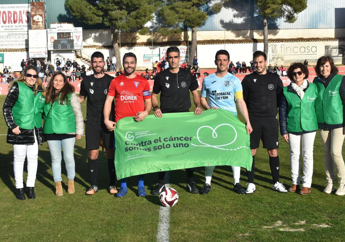 Jugadores y aficionados de La Roda