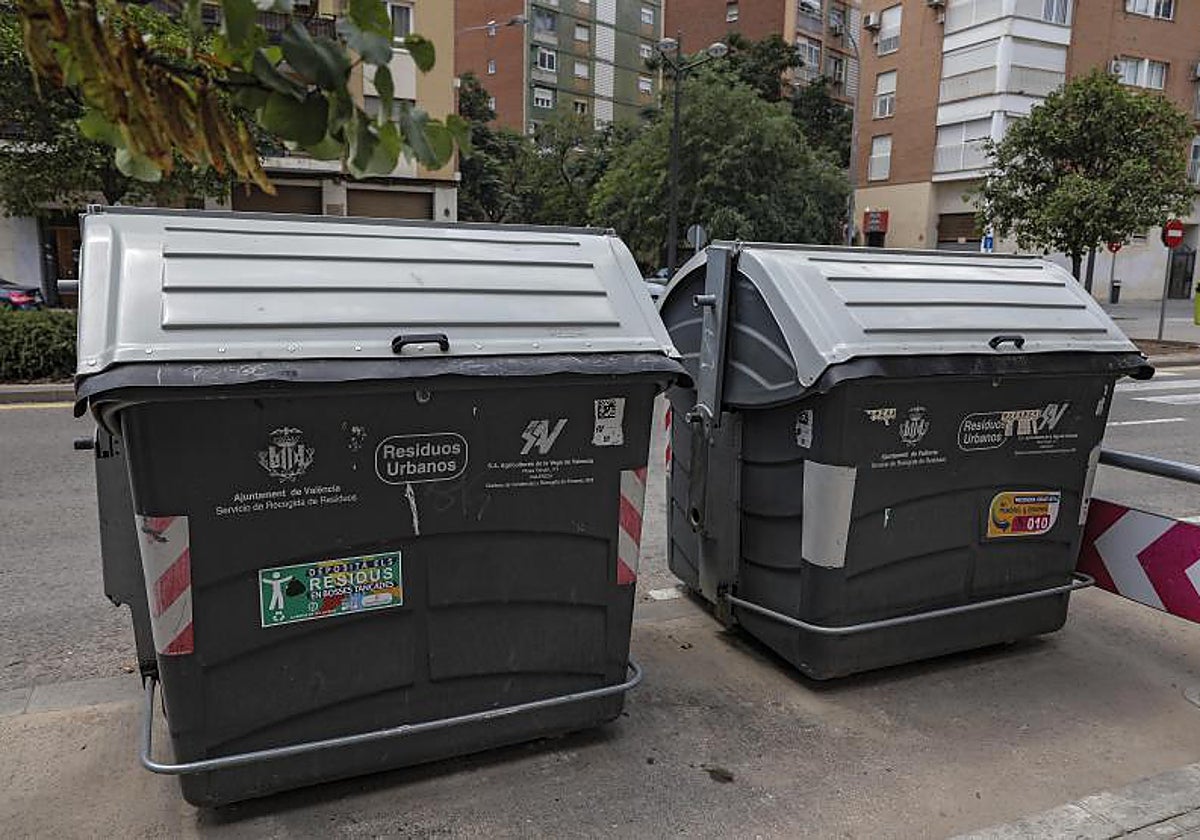 Imagen de archivo de dos contenedores en Valencia