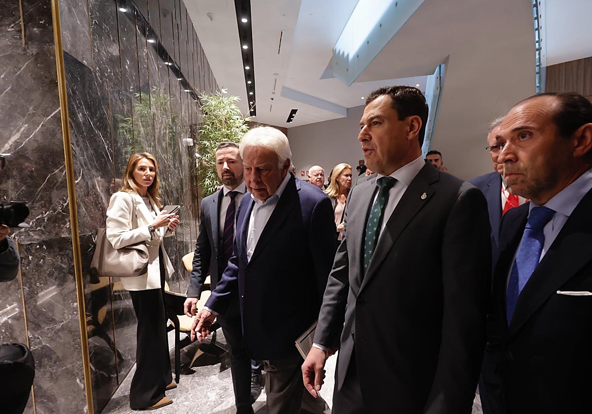 Felipe Gónzalez junto a Juanma Moreno, a su llegada a las jornadas