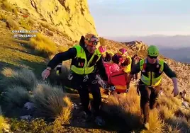 Guardia Civil y Bomberos rescatan en el pico de la Tiñosa a un senderista que había sufrido un desvanecimiento