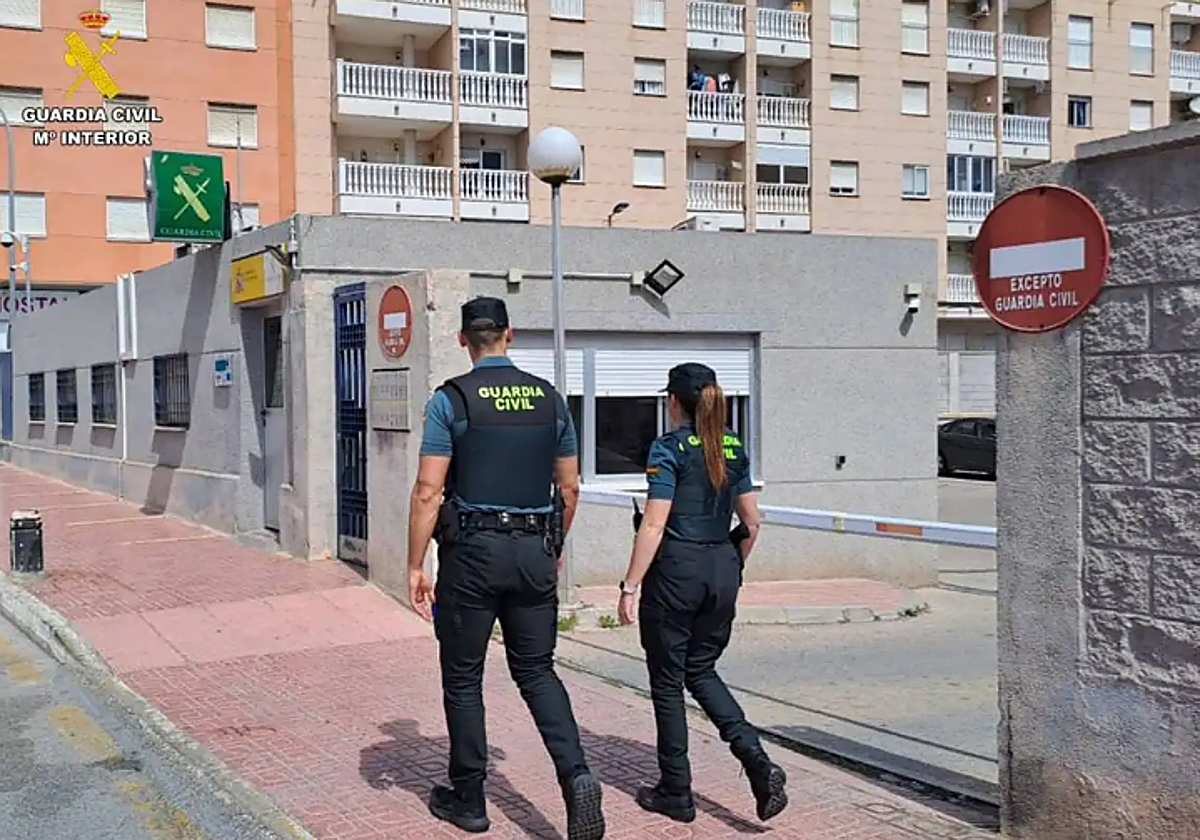 Imagen de archivo de dos agentes de la Guardia Civil