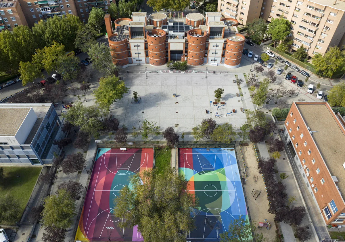 Perspectiva del mural baloncestístico en Alameda de Osuna