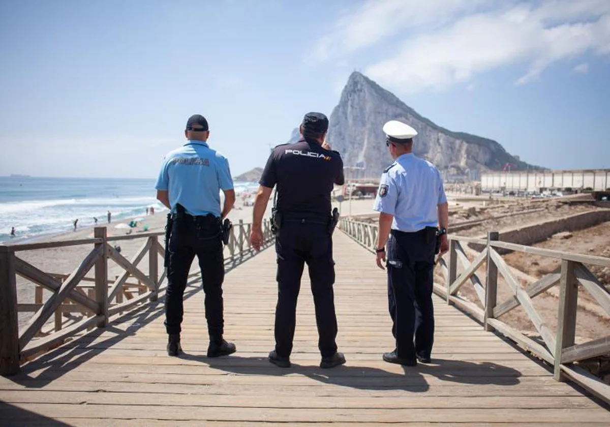 Miembros de Frontex y de la Policía Nacional en la Línea de la Concepción (Cádiz)