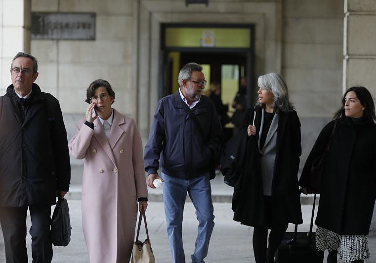 El exsecretario general de la UGT-Andalucía Francisco Fernández Sevilla, en el centro, llegando esta lunes a la Audiencia de Sevilla