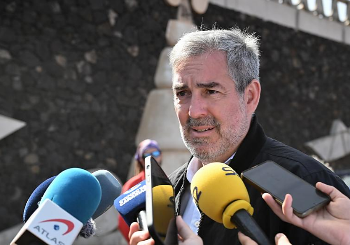 El presidente de Canarias, Fernando Clavijo, atiende a los medios en el puerto de La Restinga