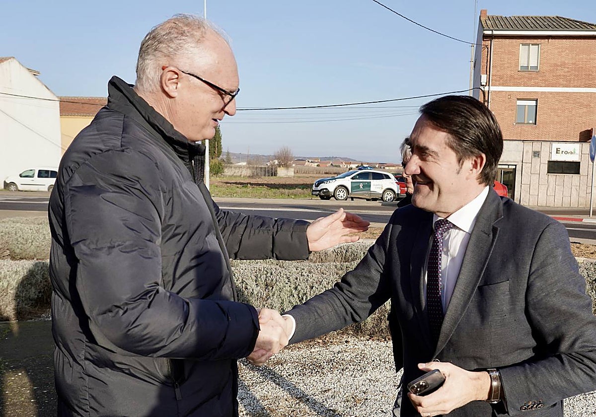 El presidente de Ferduero, Eloy Báilez, saluda al consejero de Medio Ambiente, Juan Carlos Suárez-Quiñones