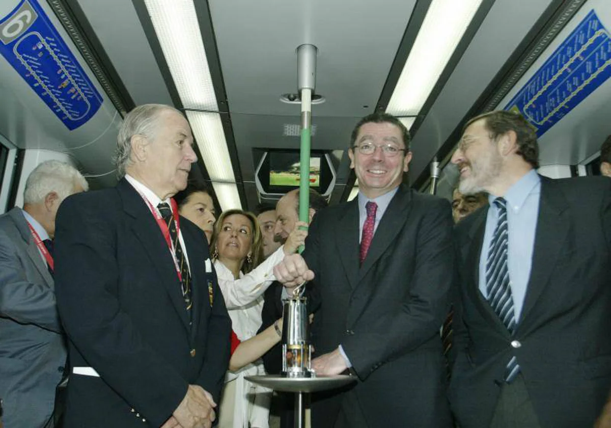 Ruiz-Gallardón, con otras autoridades, traslada el farolillo con la llama olímpica en el Metro madrileño en 2004