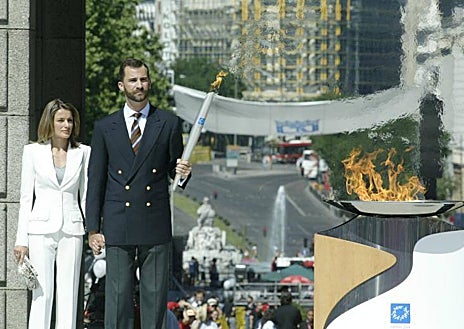 Imagen secundaria 1 - Arriba, Álvarez del Manzano, corriendo con la antorcha olímpica por Madrid en 1992. Abajo, izq., los entonces príncipes Felipe y Letizia encienden el pebetero en Madrid. Dcha, Ruiz-Gallardón entrando al Metro con el farolillo de la llama olímpica