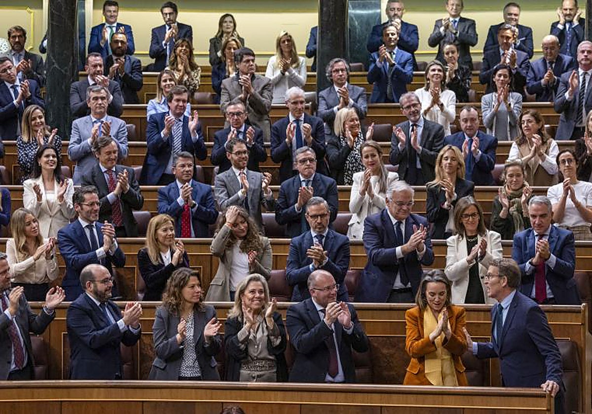 La bancada del PP aplaude a Alberto Núñez Feijóo tras su intervención del martes