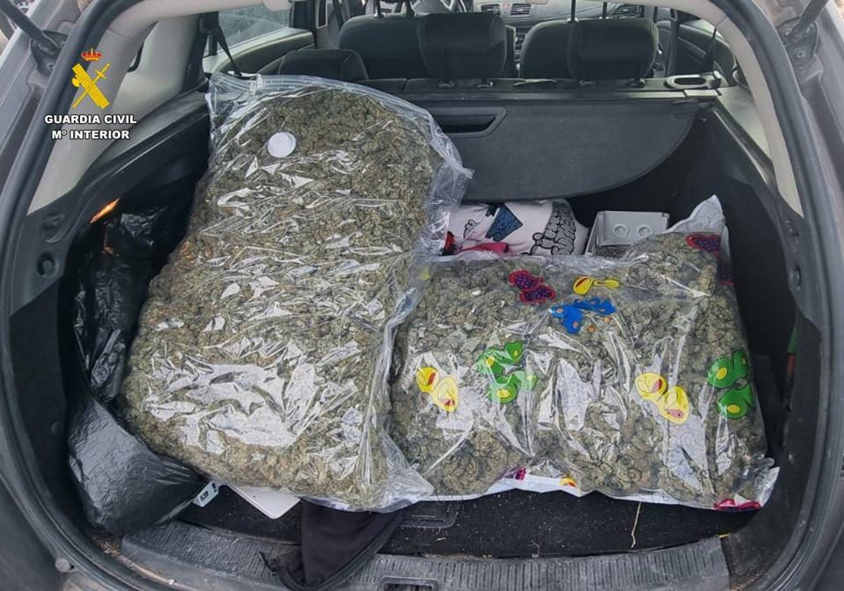 Imagen de los 6,6 kilos de marihuana envasada al vacío que portaban los tres primos