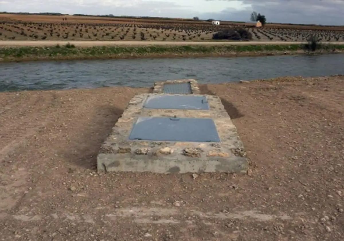 Imagen de archivo de entrada de agua a un pozo de recarga en el canal del río Guadiana