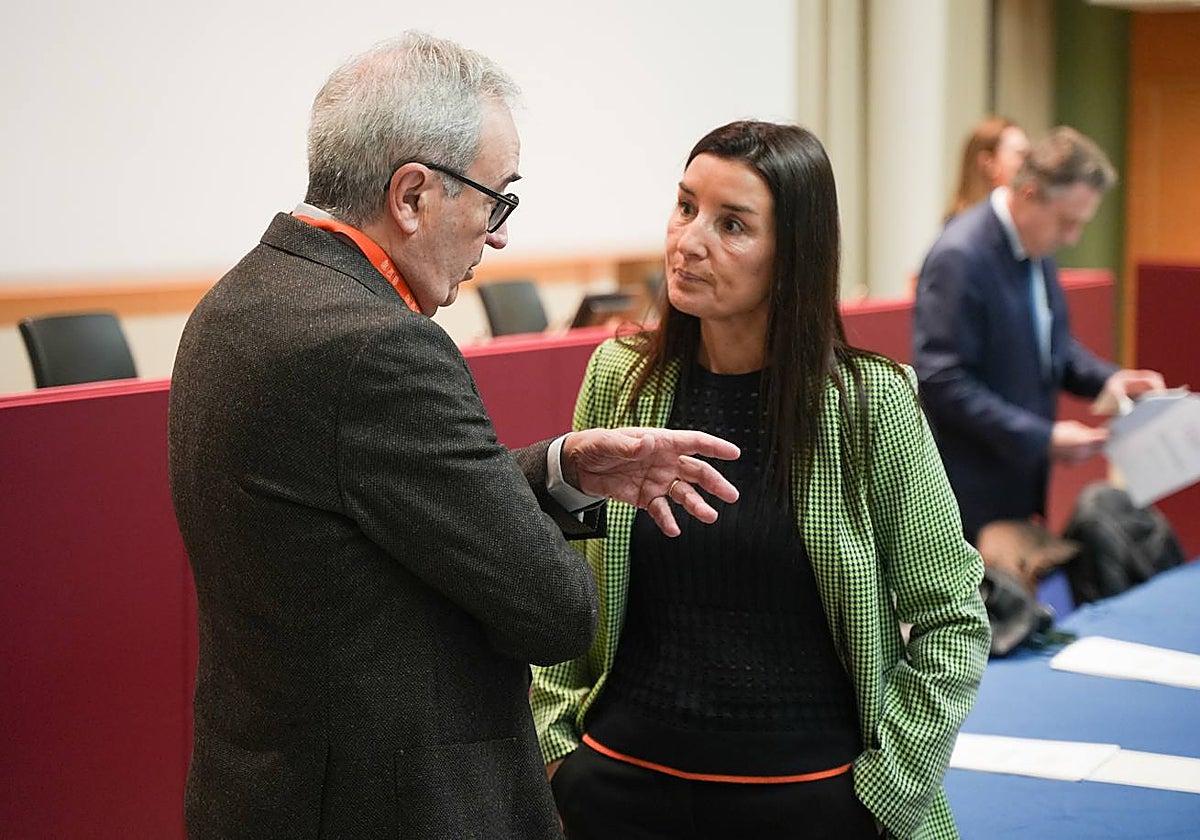 Imagen del director de investigación del IVIE, Francisco Pérez, y la consellera de Haciencia, Ruth Merino, este miércoles en las Cortes Valencianas