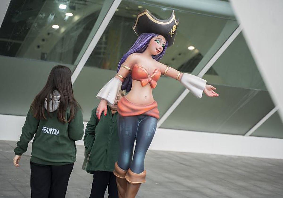 Un ninot de las Fallas 2024 a su llegada al Museo de las Ciencias de Valencia