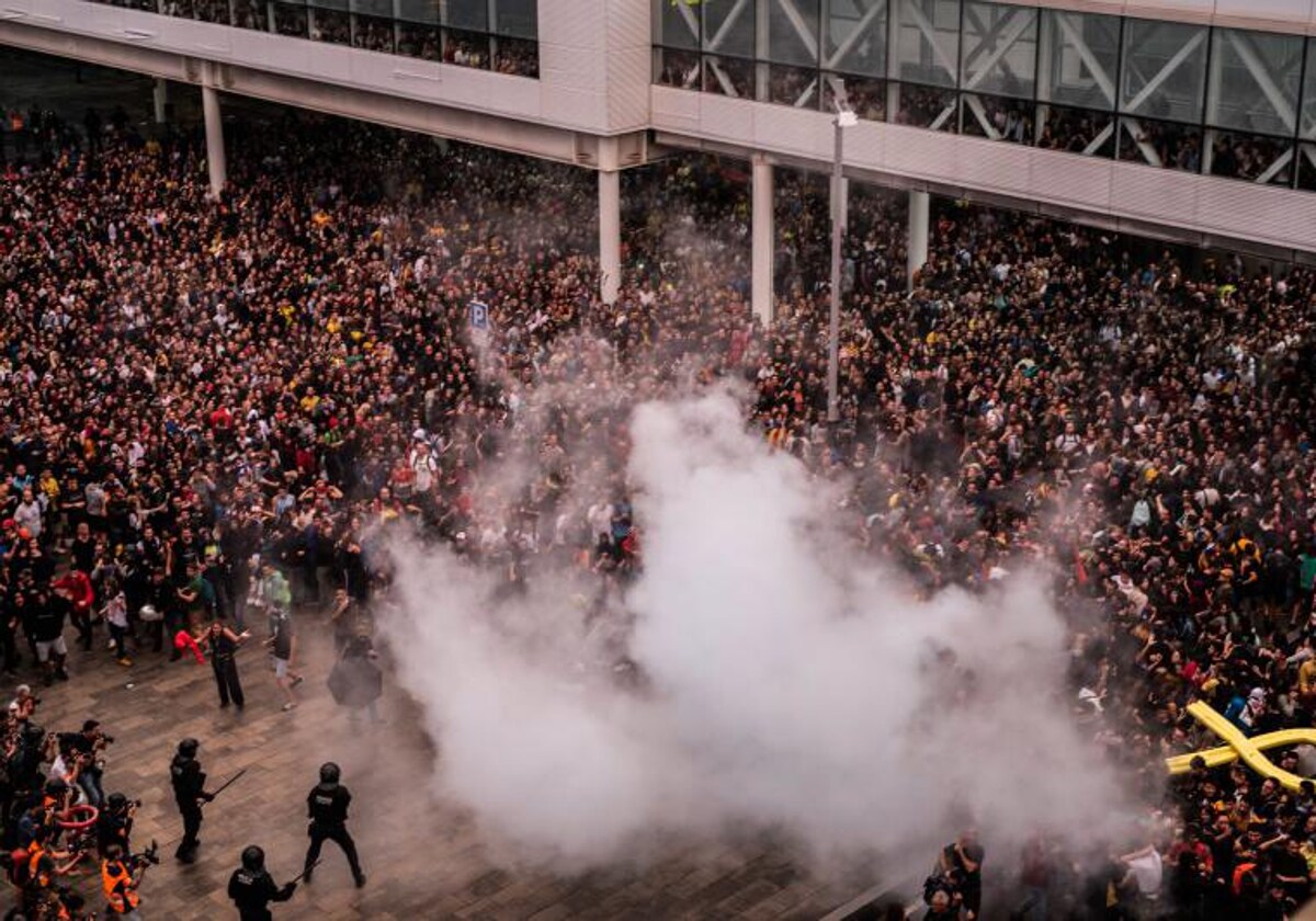 Manifestantes en El Prat utilizaron los extintores contra los efectivos policiales