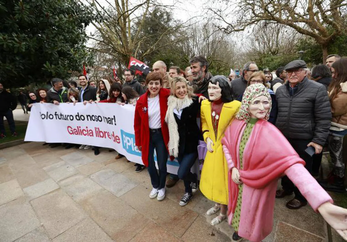 La candidata de Sumar a la Xunta, Marta Lois, junto a la presidenta de su partido, Yolanda Díaz, en Santiago (archivo)