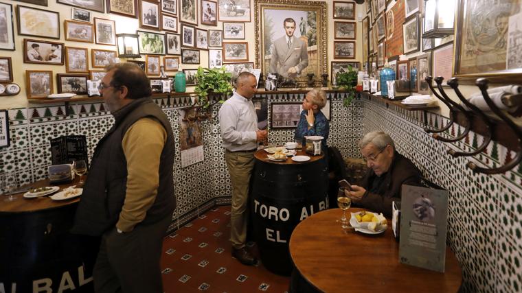 Clientes en la taberna San Miguel (El Pisto)