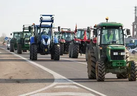 Una tractorada espontánea en León tapona varias carreteras de la provincia