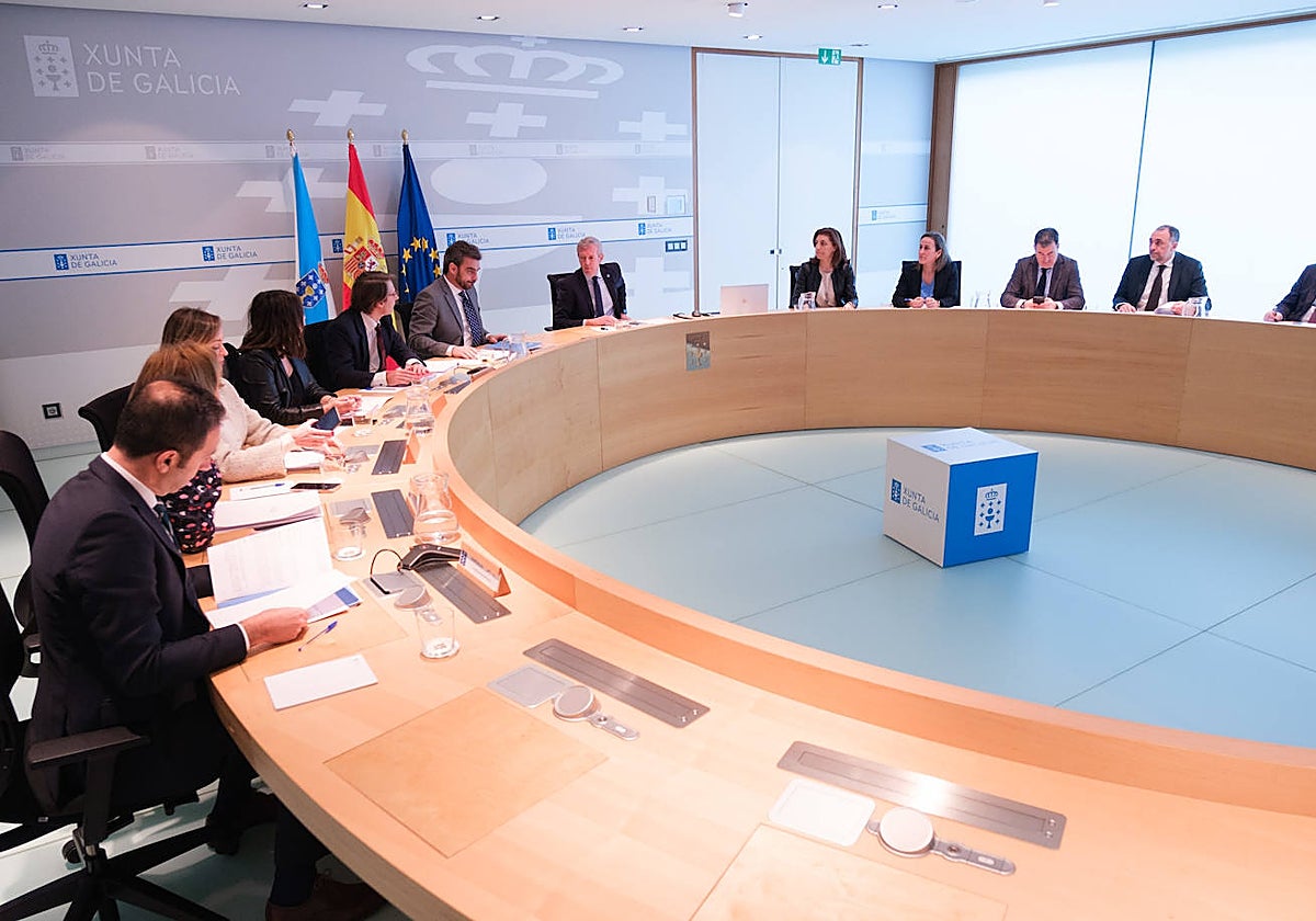 Alfonso Rueda, presidente de la Xunta, este jueves al frente de la reunión del Consello