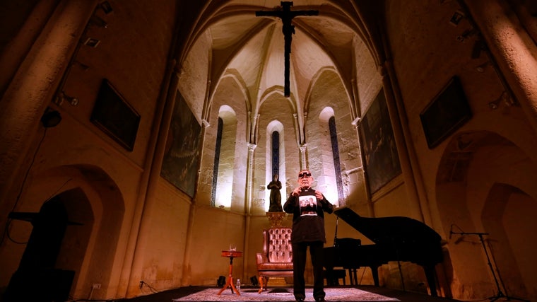 Fernando Arrabal en un acto cultural en la iglesia de la Magdalena