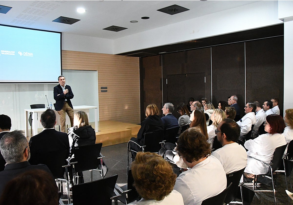 El conseller de Sanidad, Marciano Gómez, durante su visita al departamento de salud de Denia, este jueves.