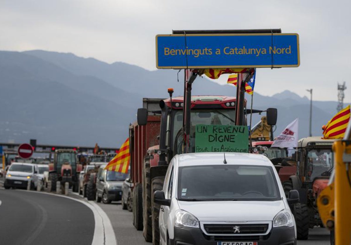 Corte de la autopista en las inmediaciones de la frontera franco-española, este jueves, por los agricultores galos.