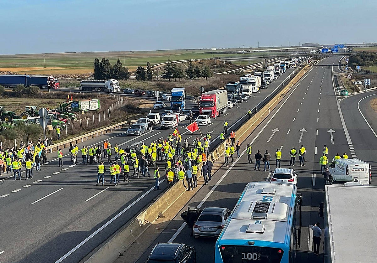 Agricultores cortan la autovía A-6 a la altura Paradores de Castrogonzalo