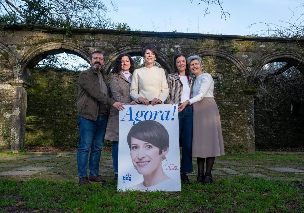 Pontón, junto a los cabezas de lista Luís Bará, Noa Presas, Olalla Rodil y Mercedes Queixas, el jueves por la mañana, en Santiago