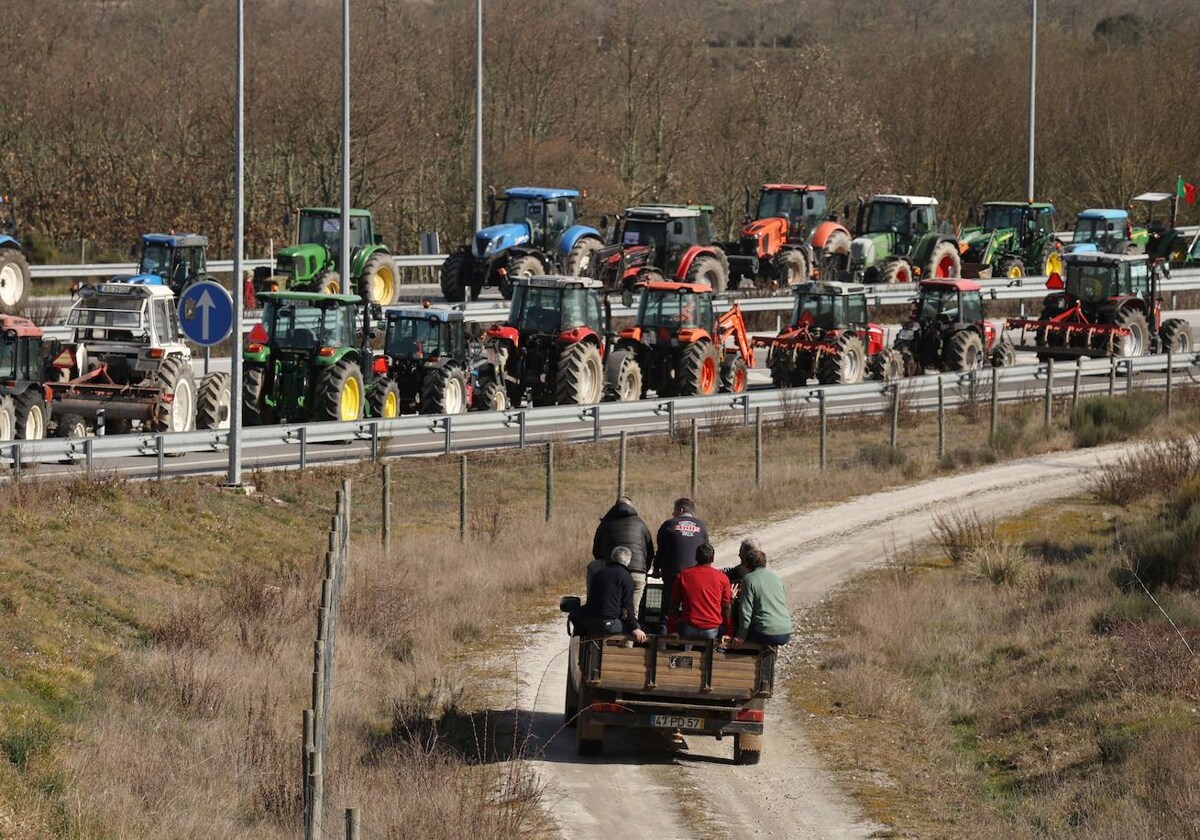 Agricultores portugueses cortan la A-62 junto a la frontera de Fuentes de Oñoro (Salamanca)