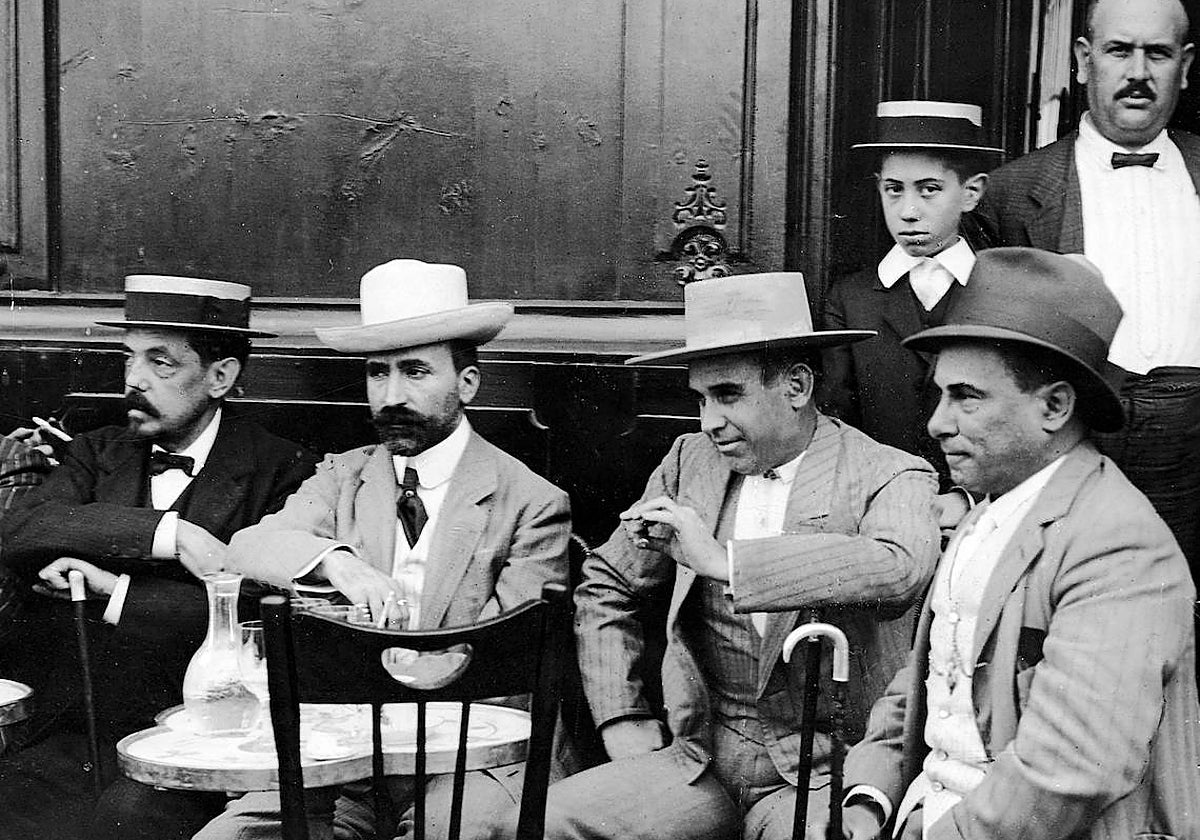 Guerrita, segundo por la derecha, en el club que lleva su nombre