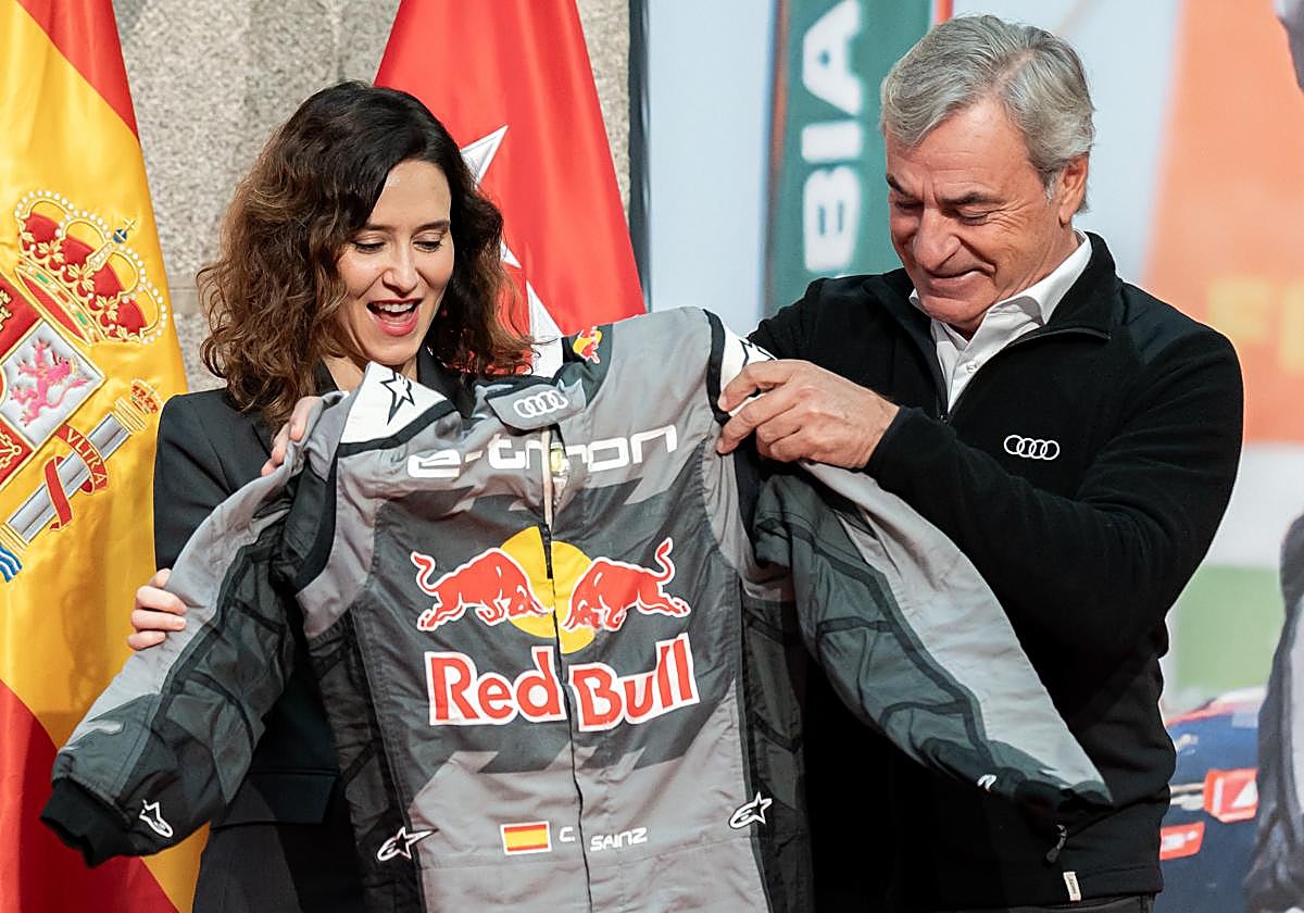 Ayuso participa en el homenaje a los vencedores del Rally Dakar, Carlos Sainz