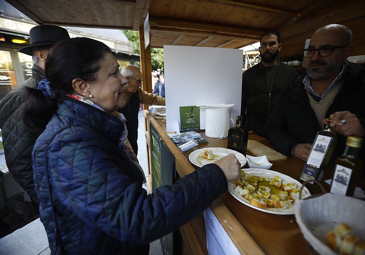 Una mujer prueba uno de los aceites en la inauguración del Festival Córdoba Virgen Extra