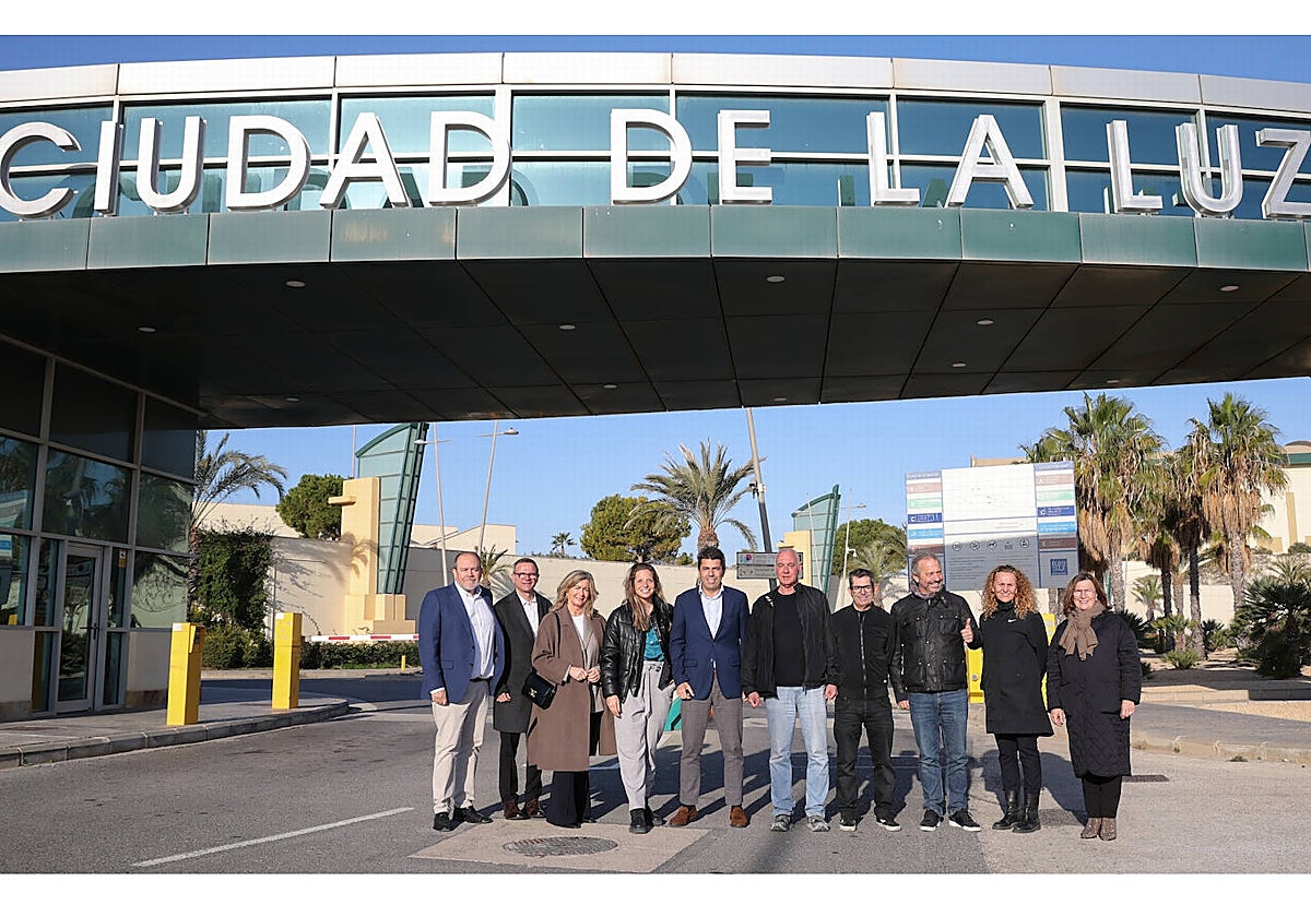El cine vuelve a Alicante: Carlos Mazón visita el rodaje de la nueva producción de Columbia Pictures en la Ciudad de la Luz