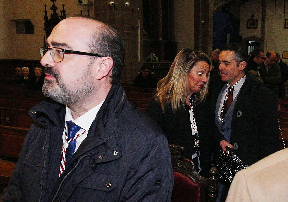 El alcalde de Ponferrada, Marco Morala (I), acude a la celebración de la festividad de Las Candelas. Junto a él, la portavoz de VOX, Patricia González, y el concejal de Urbanismo, Fomento y Contratación, Roberto Mendo