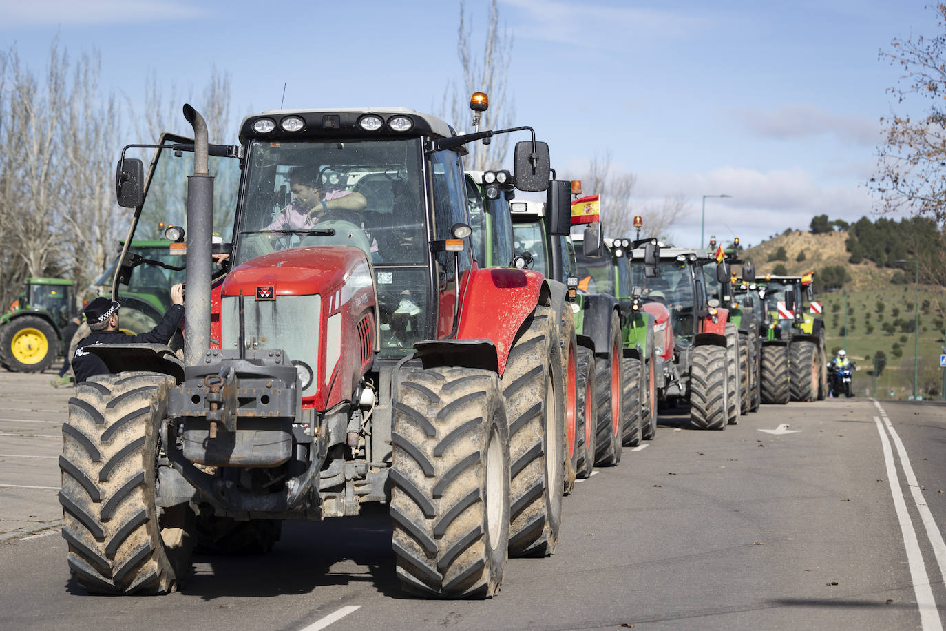 Desfile de tractores por las carreteras de Valladolid
