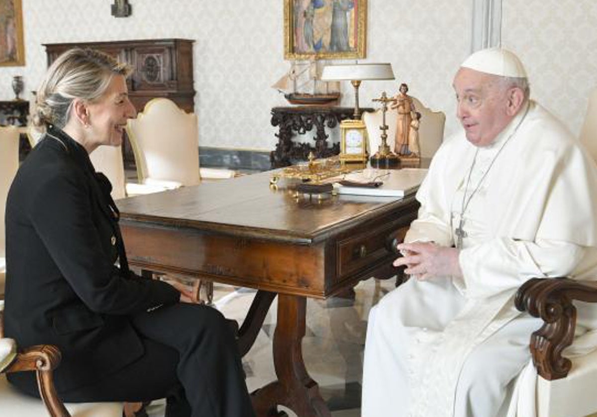 La vicepresidenta segunda del Gobierno y líder de Sumar, Yolanda Díaz, junto al Papa Francisco