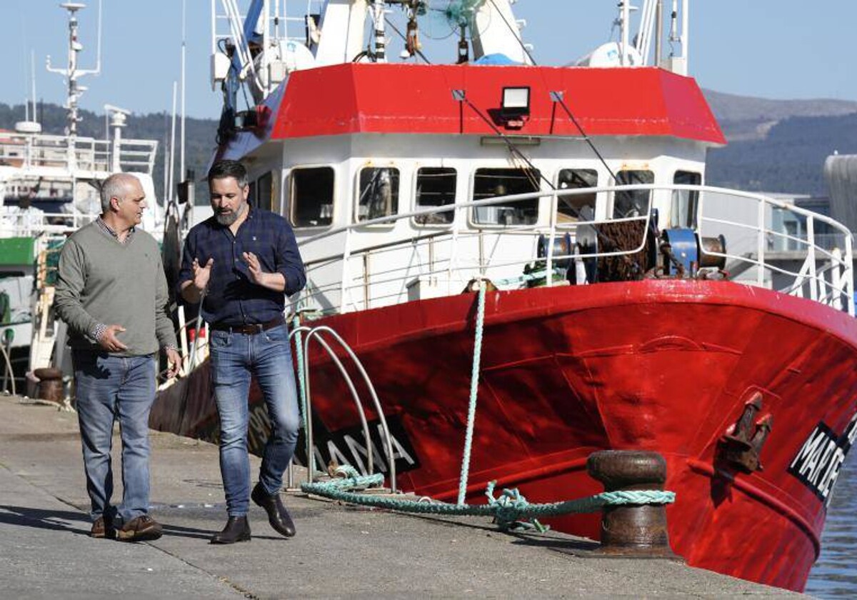 El candidato de VOX en LaCoruña, Manuel Fuentes (i), y el líder de VOX, Santiago Abascal (d), visitando el puerto de Ribeira