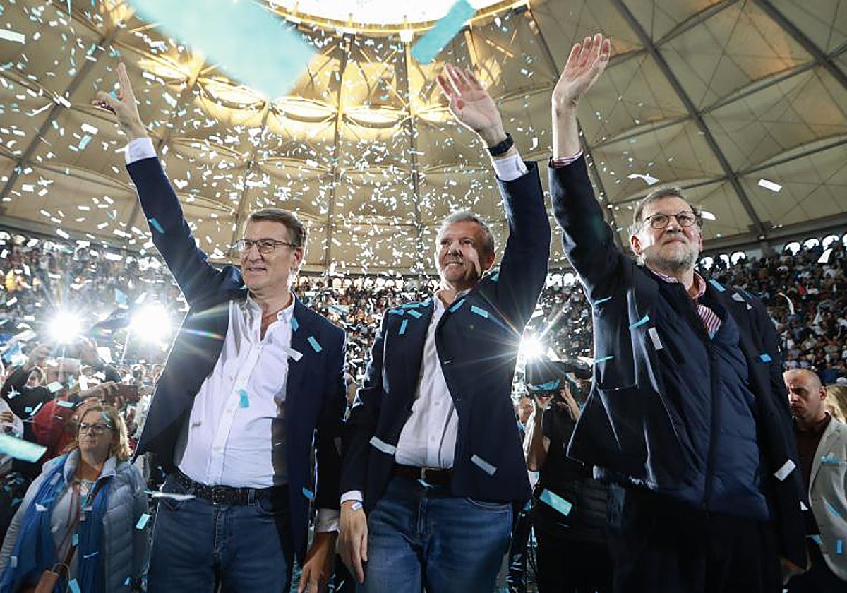 Alberto Núñez Feijóo, Alfonso Rueda y Mariano Rajoy eln la plaza de toros de Pontevedra