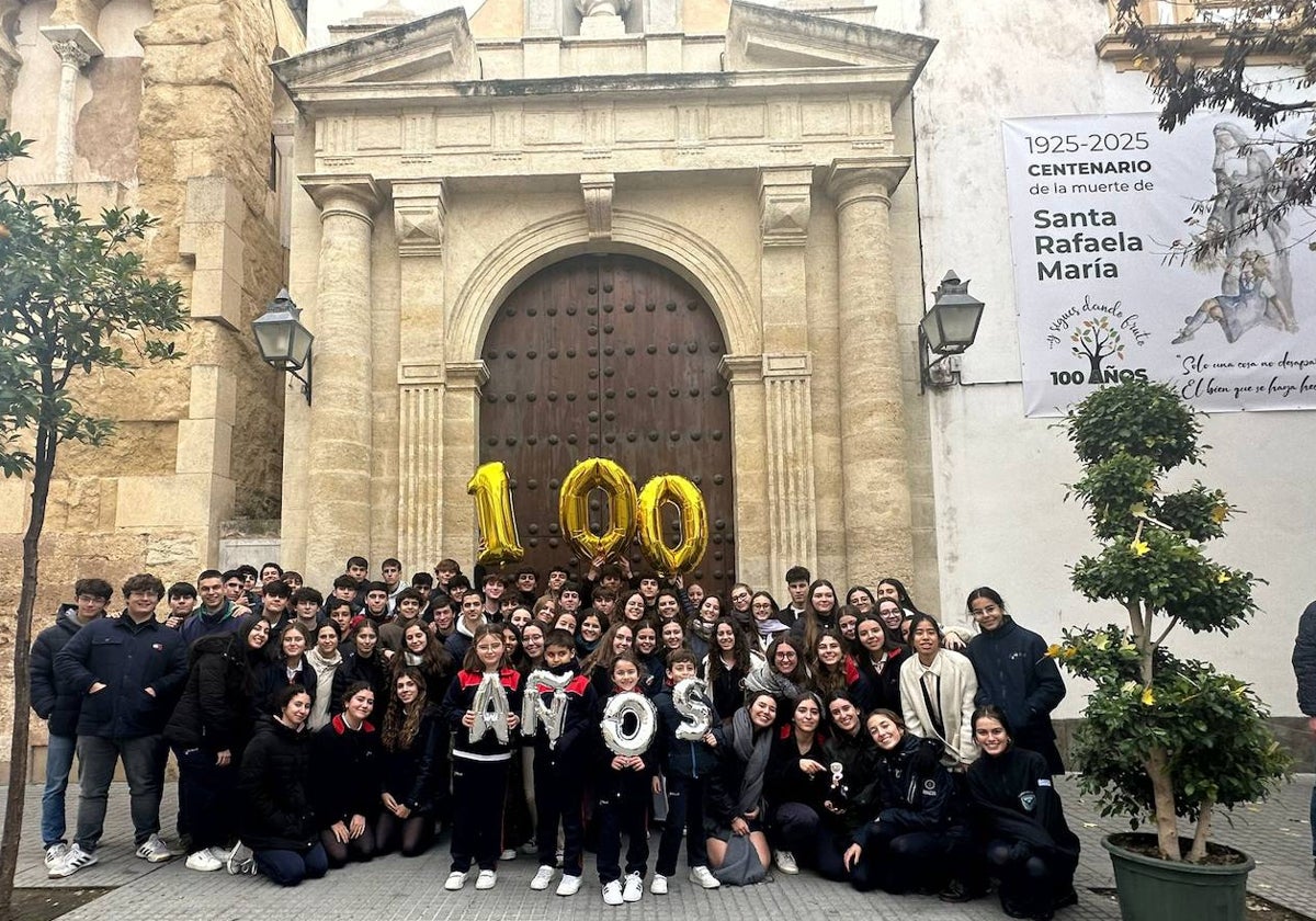 Alumnos de las Esclavas, ante la fachada del colegio, en el inicio del centenario