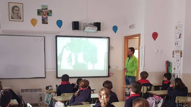 Estudiantes de las Esclavas, en su aula, durante un taller