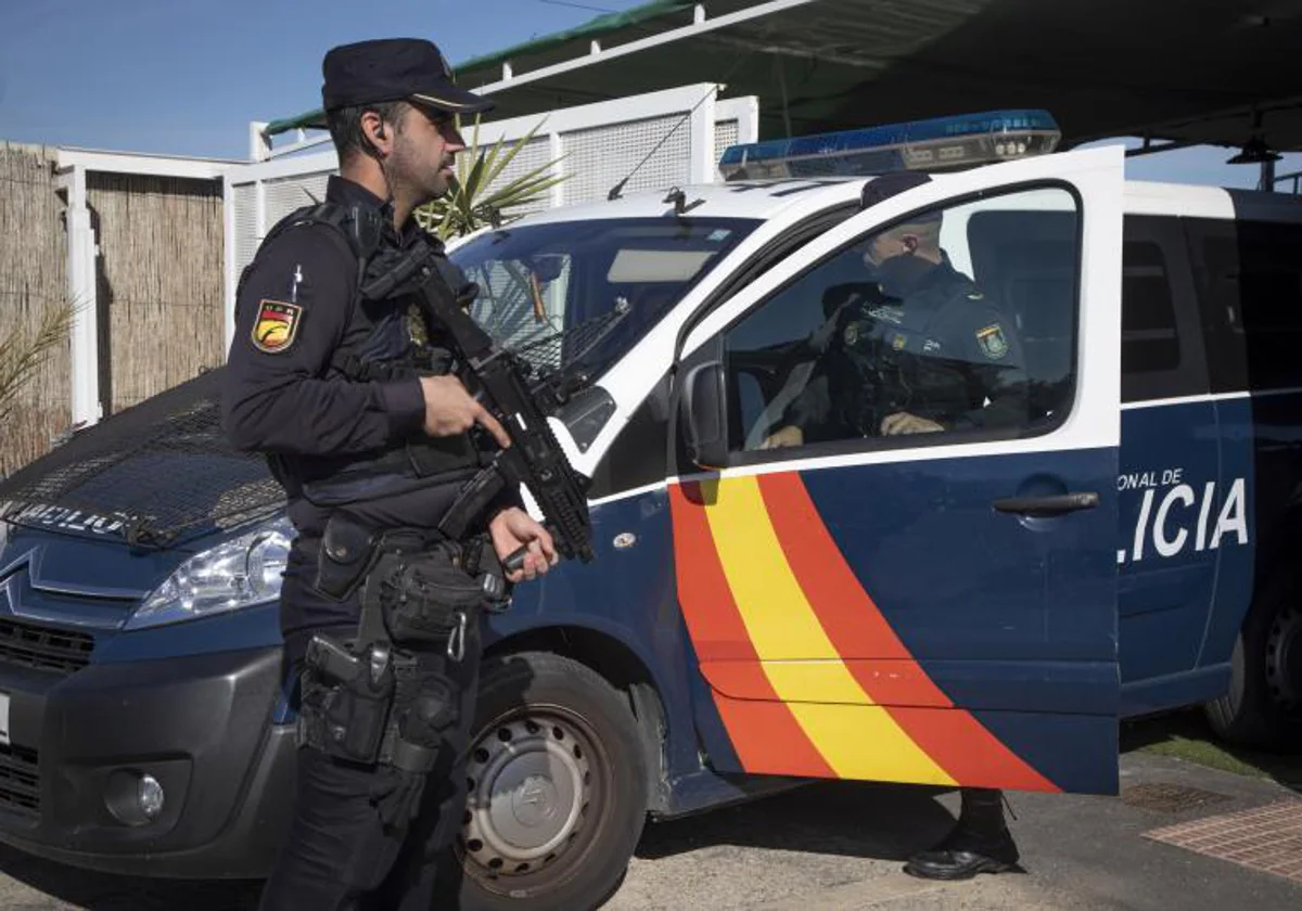 Imagen de archivo de dos agentes de la Policía Nacional